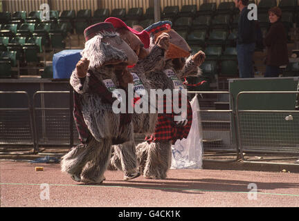 PA NEWS PHOTO 26/4/98 UN GROUPE DE CONCURRENTS HABILLÉS COMME LES CÉLÈBRES PERSONNAGES DE WOMBLE DANS LE MARATHON FLORA LONDON 1998 Banque D'Images