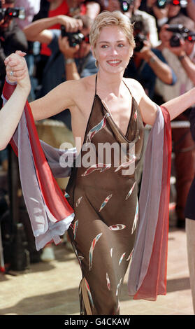 Sharon Stone arrive pour la première de son nouveau film, le Mighty, au Palais des Festivals de Cannes, en France, lors du 51e Festival de Cannes. * Sharon Stone qui était en observation à l'hôpital après avoir souffert ce qui semble avoir été un anévrisme cérébral. Selon son attaché de presse, Cindi Berger, l'actrice de 43 ans a été hospitalisée près de sa maison de San Francisco samedi pour avoir saigné le cerveau. Un angiogramme a montré que la cause probable était un anévrisme minuscule qui ne nécessitait aucun traitement. Berger a déclaré que Stone, qui se repose confortablement, resterait probablement à l'hôpital le reste Banque D'Images