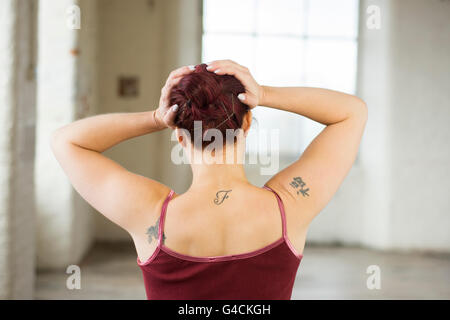 Femme en détresse head in hands Banque D'Images