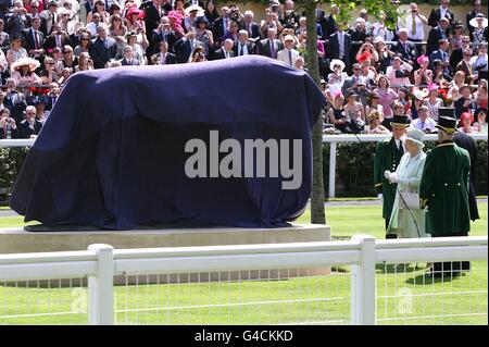 Courses hippiques - Réunion Royal Ascot 2011 - première journée - Hippodrome d'Ascot.La reine Elizabeth II dévoile une statue pendant le premier jour de la rencontre royale d'Ascot de 2011. Banque D'Images