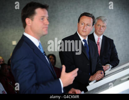 Le Premier ministre David Cameron et le secrétaire à la Santé Andrew Lansley regardent le vice-premier ministre Nick Clegg s'adresse au personnel hospitalier et aux médias de l'hôpital Guys à Londres pour leur faire part des changements apportés aux réformes du NHS du gouvernement. Banque D'Images