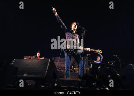 Miles Kane sur scène soutenant les Arctic Monkeys avant leur concert au Don Valley Bowl, Sheffield. PHOTO DE L'ASSOCIATION DE PRESSE Date de la photo : samedi 11 juin 2011. Le crédit photo devrait se lire: Anna Gowthorpe/PA Wire Banque D'Images