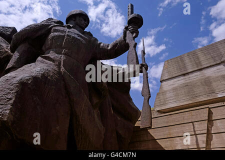 Une statue héroïque illustrant les troupes soviétiques traversant le fleuve Dniepr dans1943 affichée à l'immeuble du Musée national de l'histoire de l'Ukraine dans la seconde guerre mondiale a également appelé l'État ukrainien Musée de la Grande guerre patriotique, situé à la périphérie du tribunal de district Petchersky de Kiev, la capitale de l'Ukraine Banque D'Images