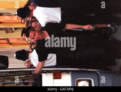 Graeme le Saux sort du bus alors que l'équipe d'Angleterre arrive au théâtre Adelphi dans le West End de Londres ce soir (samedi), pour voir la comédie musicale Chicago. Le directeur de l'équipe d'Angleterre, Glenn Hoddle, a fait sortir son équipe pour la soirée, à la suite de la récente controverse entourant les activités en dehors des heures de travail de membres de l'équipe, y compris Teddy Sheringham, qui a présenté aujourd'hui des excuses publiques après avoir été repéré dans une nuit portugaise. Voir PA SPORT Theatre. Photo de Rosie Hallam./PA Banque D'Images
