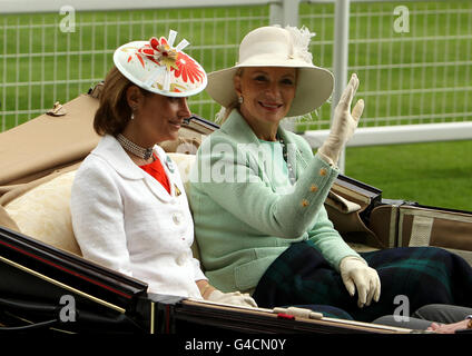 La princesse Michael de Kent (à droite) et la femme de Lady Carolyn Warren du directeur de course de la reine John le quatrième jour de la réunion de Royal Ascot à l'hippodrome d'Ascot, dans le Berkshire. Banque D'Images