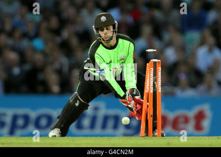 Steven Davies, gardien de cricket des Lions de Surrey, s'en sort à Essex Eagless' Ryan Dix Doeschate Banque D'Images