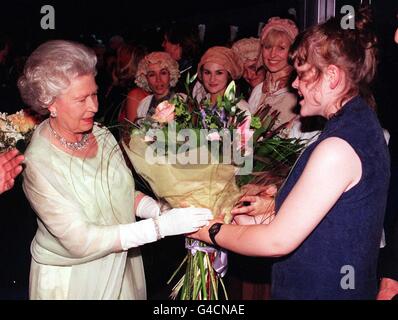 La reine Elizabeth II de Grande-Bretagne accepte un bouquet de l'adolescent aveugle Lissa hermans, qui a fait la une des journaux à Noël dernier avec la chanson « Je suis amoureux du monde » après avoir assisté à « Hey MR Producer! Le monde musical de Sir Cameron Mackintosh à l'aide de l'Institut national royal pour les aveugles au Lyceum Theatre de Londres ce soir (lundi). Photo de John Stillwell/PA. (WPA Rota) Banque D'Images