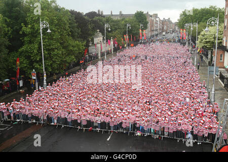 3657 personnes vêtues comme personnage de dessin animé Where's Wally à Merrion Square, Dublin, alors qu'elles brisent le record du monde pour le nombre de personnes habillées comme Where's Wally lors des championnats du monde de Street Performance. Banque D'Images