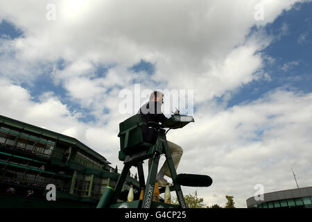 Tennis - Championnats de Wimbledon 2011 - première journée - le club de tennis et de croquet de pelouse de toute l'Angleterre.Un arbitre regarde un match lors du premier jour des Championnats de Wimbledon 2011 au All England Lawn tennis and Croquet Club, Wimbledon. Banque D'Images