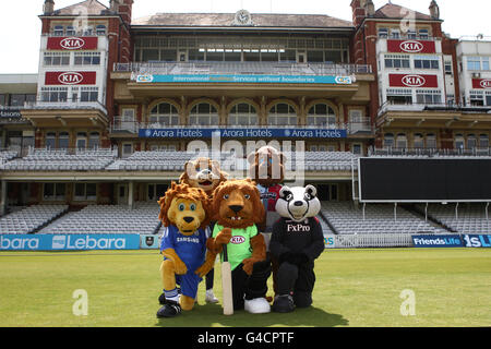 La mascotte de Surrey Caesar the Lion (au centre), la mascotte de Fulham Billy the Badger (2e à gauche), la mascotte de Millwall Zampa the Lion (à gauche), la mascotte de Chelsea Stamford the Lion (2e à droite) et la mascotte de Harlequins Charley posent à l'ovale de Kia Banque D'Images