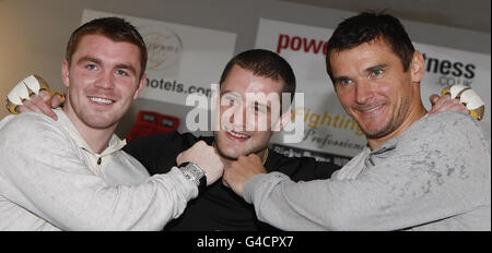 Ricky Burns (au centre), champion du monde de super-Featherweight du WBO, est photographié avec les joueurs des Rangers John Fleck (à gauche) et Lee McCulloch (à droite) au Fighting Scots Gym de Glasgow. Banque D'Images