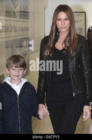 Melania Trump, l'épouse de Donald Trump, arrive à l'aéroport d'Aberdeen avec son fils Barron. Banque D'Images