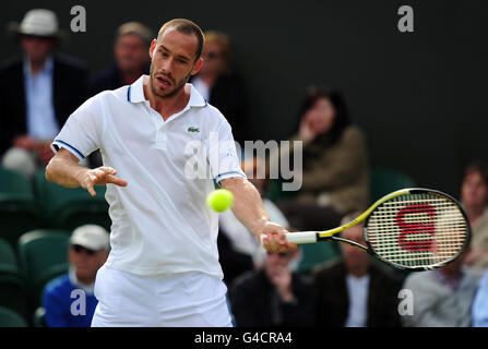 Michael Llodra en France contre James Ward en Grande-Bretagne lors du premier jour des Championnats de Wimbledon 2011 au All England Lawn tennis and Croquet Club, Wimbledon. Banque D'Images