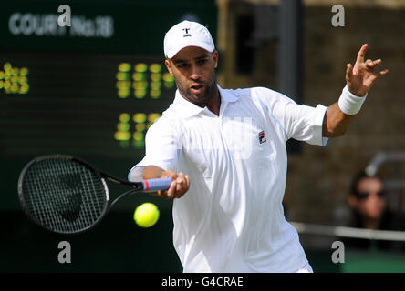 James Blake des États-Unis en action contre Marcos Baghdatis de Chypre pendant la deuxième journée des Championnats de Wimbledon 2011 au All England Lawn tennis and Croquet Club, Wimbledon. Banque D'Images