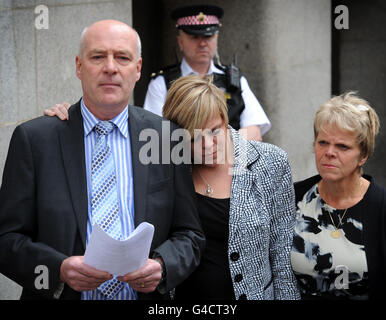 Bob et Sally Dowler, parents de la jeune fille de l'école assassinée Milly Dowler et de sa sœur Gemma (au centre) ont lu une déclaration aux médias à l'extérieur de l'Old Bailey à Londres aujourd'hui après que Levi Bellfield ait été reconnu coupable du meurtre de Milly hier. Banque D'Images