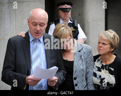 Bob et Sally Dowler, parents de la jeune fille de l'école assassinée Milly Dowler et de sa sœur Gemma (au centre) ont lu une déclaration aux médias à l'extérieur de l'Old Bailey à Londres aujourd'hui après que Levi Bellfield ait été reconnu coupable du meurtre de Milly hier. Banque D'Images