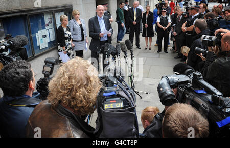 Bob et Sally Dowler, parents de la jeune fille de l'école assassinée Milly Dowler et de sa sœur Gemma (au centre) ont lu une déclaration aux médias à l'extérieur de l'Old Bailey à Londres aujourd'hui après que Levi Bellfield ait été reconnu coupable du meurtre de Milly hier. Banque D'Images