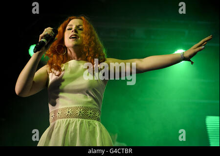 Katy B se produit dans la tente de danse de l'est au festival de musique Glastonbury à la ferme de Suworthy Farm, Pilton. Banque D'Images