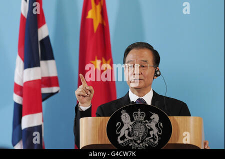 Le Premier ministre chinois Wen Jiabao s’est prononcé lors d’une conférence de presse conjointe avec le Premier ministre David Cameron au Foreign Office de Londres. Banque D'Images