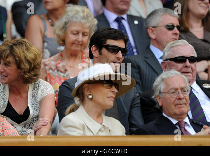 Australian Formua un pilote Mark Webber est assis dans la Royal Box sur le court du centre pendant le septième jour des Championnats de Wimbledon 2011 au All England Lawn tennis and Croquet Club, Wimbledon. Banque D'Images