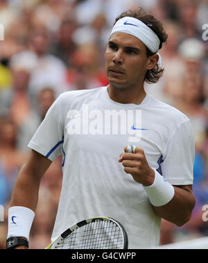 Rafael Nadal d'Espagne réagit contre Juan Martin Del Potro d'Argentine pendant le septième jour des Championnats de Wimbledon 2011 au All England Lawn tennis and Croquet Club, Wimbledon. Banque D'Images