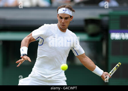 Rafael Nadal d'Espagne en action contre Juan Martin Del Potro d'Argentine pendant le septième jour des Championnats de Wimbledon 2011 au All England Lawn tennis and Croquet Club, Wimbledon. Banque D'Images