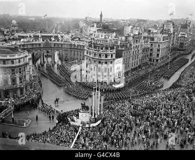De longues lignes de troupes s'ardent de Cockspur Street dans le Mall, via Admiralty Arch sur le cortège de retour de l'abbaye de Westminster au Palais de Buckingham après le couronnement de la Reine. Banque D'Images