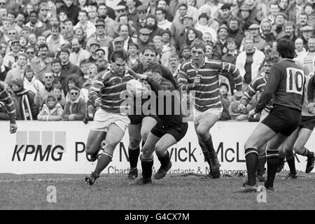 Leicester Tigers sur l'attaque contre Waterloo dans un match qu'ils ont gagné qui leur a remis le championnat inaugural des clubs de courage. Banque D'Images