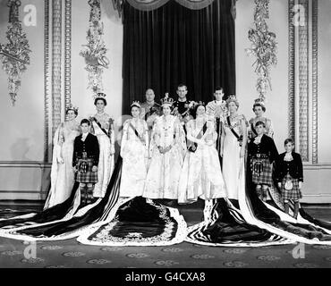 La Reine Elizabeth II récemment couronnée au Palais de Buckingham avec d'autres membres de la famille royale. De gauche à droite; la princesse Alexandra de Kent; le prince Michael de Kent; la duchesse de Kent; la princesse Margaret; le duc de Gloucester, la reine Elizabeth II; le duc d'Édimbourg; la reine mère; le duc de Kent; la princesse Mary, la princesse royale; la duchesse de Gloucester; le prince William de Gloucester et le prince Richard de Gloucester. Banque D'Images