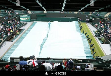 Des couvertures de pluie sont tirées sur le court 1 le huitième jour des Championnats de Wimbledon 2011 au All England Lawn tennis and Croquet Club, Wimbledon. Banque D'Images