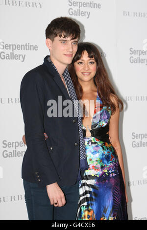 Sebastian Brice et ses clients arrivent à la Serpentine Gallery de Hyde Park, Londres pour la fête d'été 2011. Banque D'Images