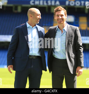 André Villas-Boas (à droite), nouvel entraîneur-chef de Chelsea, avec assistant en premier L'entraîneur d'équipe Roberto Di Matteo à la conférence de presse d'aujourd'hui Banque D'Images