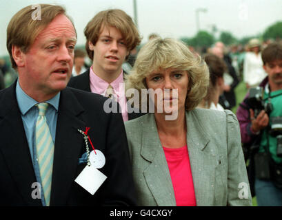 PA NEWS 7/6/92-ANDREW PARKER BOWLES SON ÉPOUSE CAMILLA ET FILS TOM ASSISTER À POLO À SMITH'S LAWN WINDSOR Banque D'Images