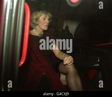 PA NEWS PHOTO 27/11/96 CAMILLA PARKER-BOWLES LAISSE UNE PARTIE À L'HÔTEL RITZ OÙ BIJOUTIER DAVID MORRIS A LANCÉ SON MAGASIN PHARE À LONDRES Banque D'Images