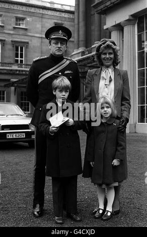 PA NEWS PHOTO 21/2/84 : ANDREW PARKER-BOWLES AU PALAIS DE BUCKINGHAM POUR SON INVESTITURE APRÈS AVOIR RÉCUPÉRÉ SON OBE DE LA REINE AVEC LA FEMME CAMILLA PARKER-BOWLES, LE FILS TOM ET LA FILLE LAURA. Banque D'Images