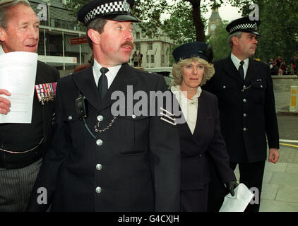 PA NEWS PHOTO 14/10/92 CAMILLA PARKER-BOWLES QUITTANT WESTMINSTER ABBEY, LONDRES APRÈS AVOIR ASSISTÉ À UN SERVICE DE THANKSGIVING POUR COMMÉMORER LE 50E ANNIVERSAIRE D'EL ALAMEIN Banque D'Images