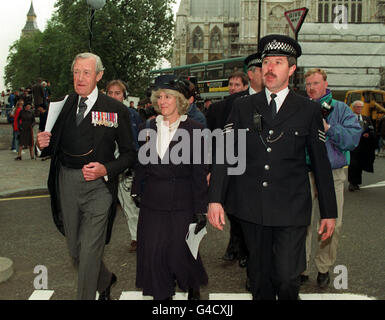 PA NEWS PHOTO 14/10/92 CAMILLA PARKER-BOWLES AVEC SON PÈRE GRANDS SHAND de quitter l'abbaye de Westminster, Londres APRÈS AVOIR ASSISTÉ À UN SERVICE D'ACTION DE GRÂCE POUR COMMÉMORER LE 50E ANNIVERSAIRE D'El Alamein Banque D'Images