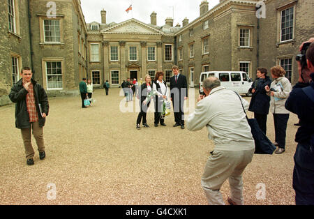 PA NEWS 1/7/98 VISITEURS À ALTHORP ONT LEUR PHOTGRAPH PRISES AVEC EARL SPENCER LE JOUR QUE LA FAMILLE SPENCER ACCUEIL A ÉTÉ OUVERT POUR LA PREMIÈRE FOIS DEPUIS LA MORT DE Diana, princesse de Galles. Banque D'Images