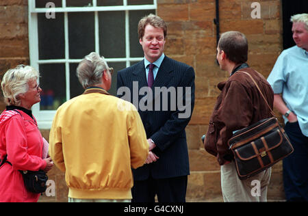 PA NEWS 1/7/98 EARL SPENCER PARLE AVEC LES VISITEURS LE PREMIER JOUR QUE LA FAMILLE SPENCER ESTATE À ALTHORP, AVEC UN Diana, princesse de Galles, d'EXPOSITION ET DE L'URNE temple dorique, A ÉTÉ OUVERT AU PUBLIC. Banque D'Images