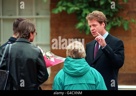 PA NEWS 1/7/98 EARL SPENCER PARLE AVEC LES VISITEURS LE PREMIER JOUR QUE LA FAMILLE SPENCER ESTATE À ALTHORP, AVEC UN Diana, princesse de Galles, d'EXPOSITION ET DE L'URNE temple dorique, A ÉTÉ OUVERT AU PUBLIC. Banque D'Images