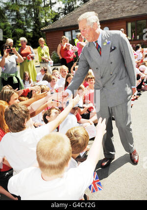 Le Prince de Galles rencontre des élèves de l'école primaire Cefnllys lorsqu'elle arrive au centre de soutien au cancer Bracken Trust à Llandrindod Wells, Powys. Banque D'Images