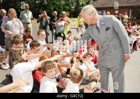 Le Prince de Galles rencontre des élèves de l'école primaire Cefnllys lorsqu'elle arrive au centre de soutien au cancer Bracken Trust à Llandrindod Wells, Powys. Banque D'Images