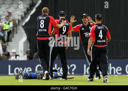 Le capitaine d'Angleterre Alastair Cook (deuxième à droite) félicite James Anderson (troisième à droite) après avoir fait courir Dinesh Chandimal au Sri Lanka pour 5 lors de la deuxième NatWest One Day International à Headingley, Leeds. Banque D'Images