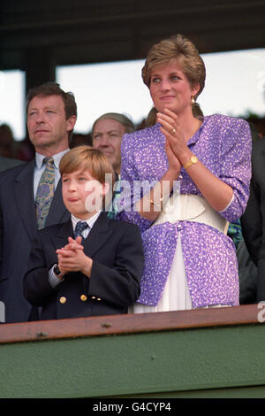 Diana, la princesse de Galles et le prince William se tiennent et applaudissent à la Royal Box sur le court du centre de Wimbledon, alors que Steffi Graf remporte le championnat féminin des singles. Banque D'Images