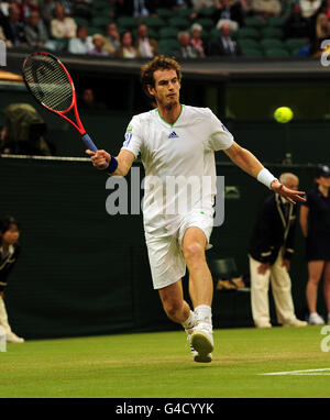 Tennis - Championnats de Wimbledon 2011 - cinquième jour - le club de tennis et de croquet de pelouse de toute l'Angleterre.Andy Murray, de la Grande-Bretagne, en action contre Ivan Ljubicic, de la Croatie, au cours de la cinquième journée des championnats de Wimbledon 2011 Banque D'Images