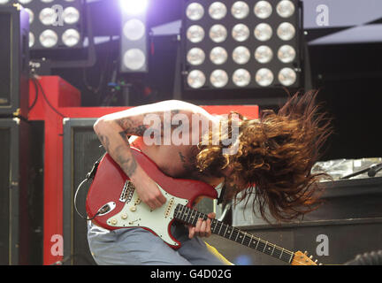 Simon Neil, de Biffy Clyro, se présentant sur la Pyramid Stage au Glastonbury Festival, dans le Somerset. Banque D'Images