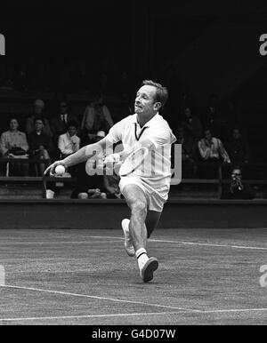 PA NEWS PHOTO 27/6/68 AUSTRALIE'S ROD LAVER DANS L'ACTION AU TENNIS de Wimbledon Banque D'Images