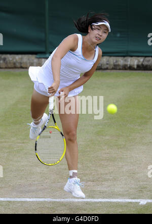 Shuai Peng de Chine en action contre Melinda Czink de Hongrie pendant le sixième jour des Championnats de Wimbledon 2011 au All England Lawn tennis and Croquet Club, Wimbledon. Banque D'Images