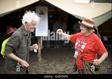 Dansant pour dub de la musique reggae à la tente de soulèvement de Babylone sont des vierges de festival de 70 ans Richard Hopkinson et Meryl Knapp, qui passaient et se sentaient comme dansant après avoir entendu la musique. C'est le premier festival pour les amis du Yorkshire et ils apprécient vraiment le festival de musique de Glastonbury à la ferme digne, Pilton. Banque D'Images