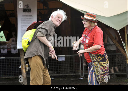 Dansant pour dub de la musique reggae à la tente de soulèvement de Babylone sont des vierges de festival de 70 ans Richard Hopkinson et Meryl Knapp, qui passaient et se sentaient comme dansant après avoir entendu la musique. C'est le premier festival pour les amis du Yorkshire et ils apprécient vraiment le festival de musique de Glastonbury à la ferme digne, Pilton. Banque D'Images